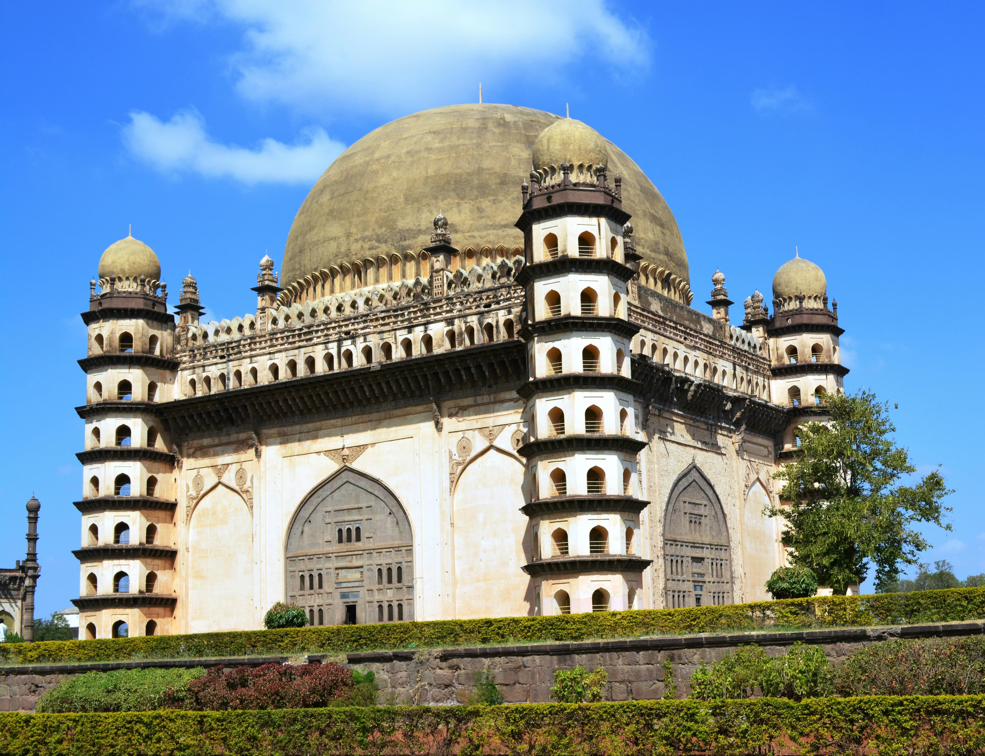 Gol Gumbaz Background